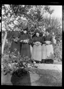 (Photo d'un groupe de femmes) - Fonds Berthelé - 49Fi1325