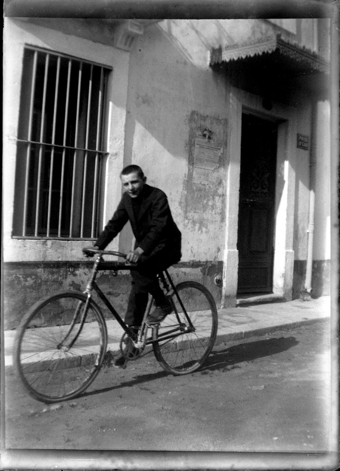 (Raoul Berthelé adolescent sur une bicyclette) - Fonds Berthelé - 49Fi1431