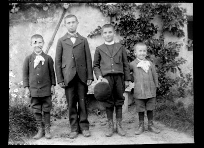 (Quatre enfants) - Fonds Berthelé - 49Fi1404