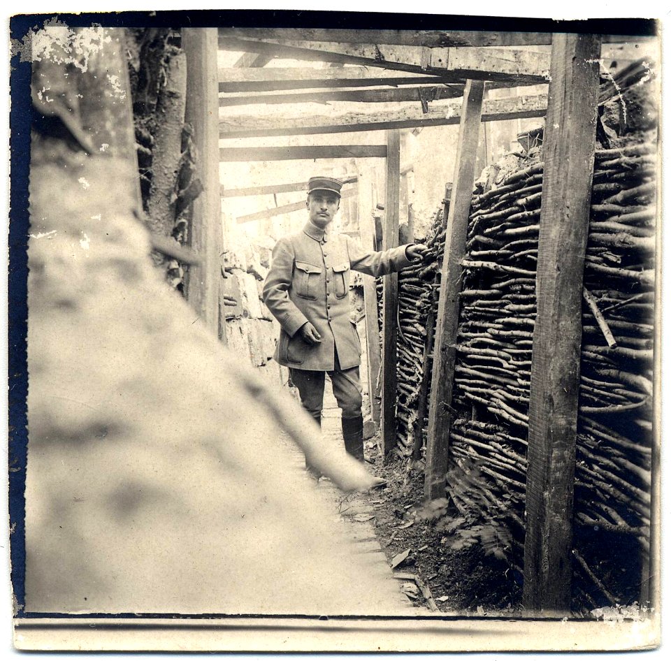 (Raoul Berthelé dans une tranchée allemande à la Verrerie à Vauxrot) - Fonds Berthelé - 49Fi1858