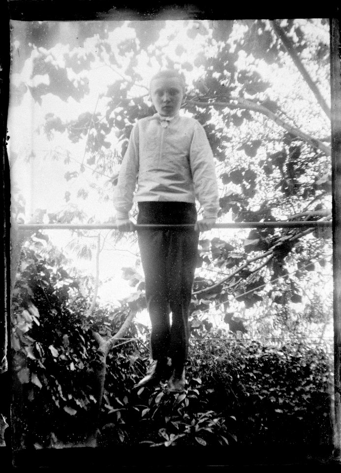 (Raoul Berthelé enfant à la barre fixe) - Fonds Berthelé - 49Fi1393