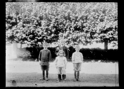 (Quatre enfants dans un jardin) - Fonds Berthelé - 49Fi1409