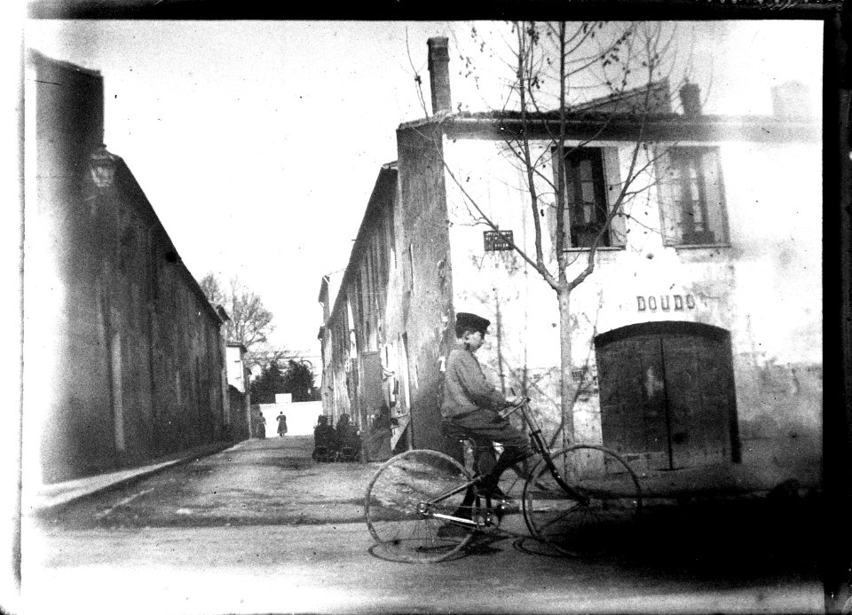 (Raoul Berthelé adolescent à bicyclette) - Fonds Berthelé - 49Fi1491