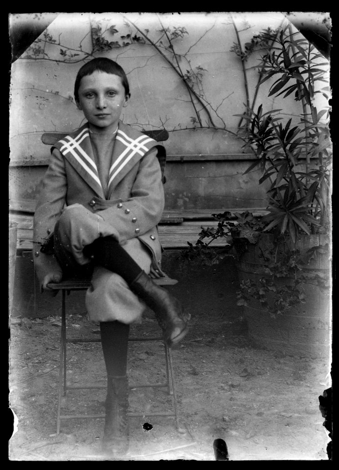 (Raoul berthelé enfant assis sur un banc) - Fonds Berthelé - 49Fi1394