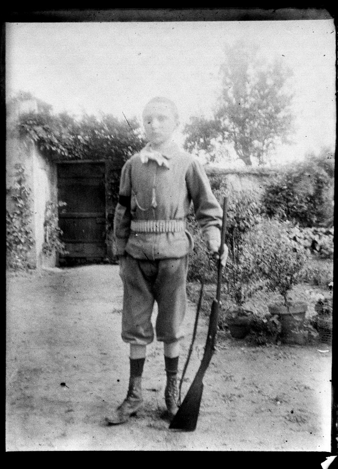 (Raoul Berthelé enfant déguisé en soldat) - Fonds Berthelé - 49Fi1495