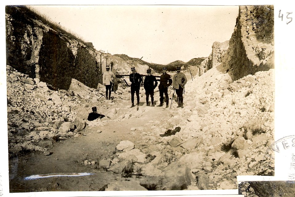 (Six soldats posent au milieu de ruines) - Fonds Berthelé - 49Fi1879-45