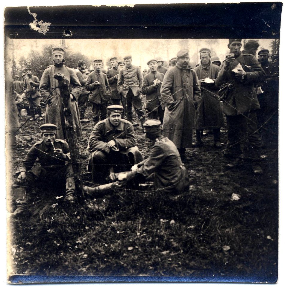 (Soldats allemands dans un camp de prisonniers) - Fonds Berthelé - 49Fi1716