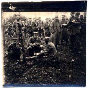 (Soldats allemands dans un camp de prisonniers) - Fonds Berthelé - 49Fi1716