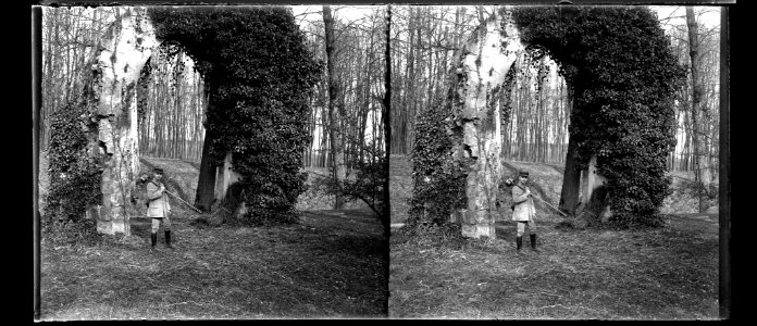 (Ruines. Raoul Berthelé tenant un appareil photo) - Fonds Berthelé - 49Fi1065