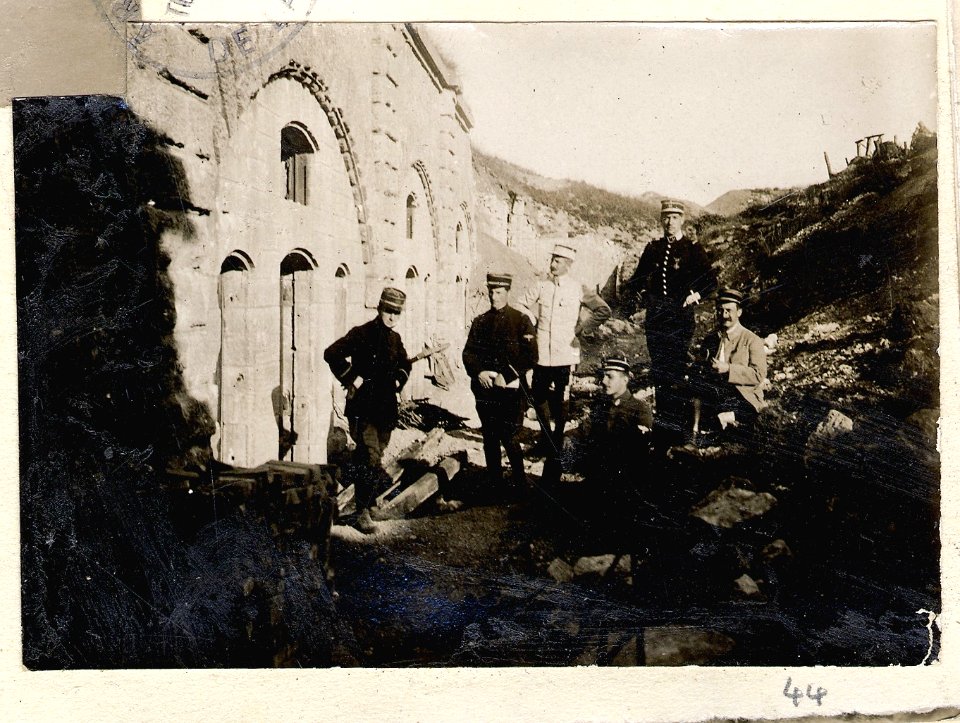 (Six soldats posent au milieu de ruines) - Fonds Berthelé - 49Fi1879-44