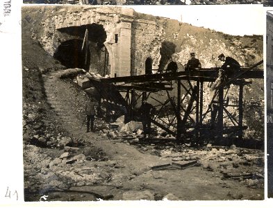 (Sortie d'un tunnel en ruine) - Fonds Berthelé - 49Fi1879-41
