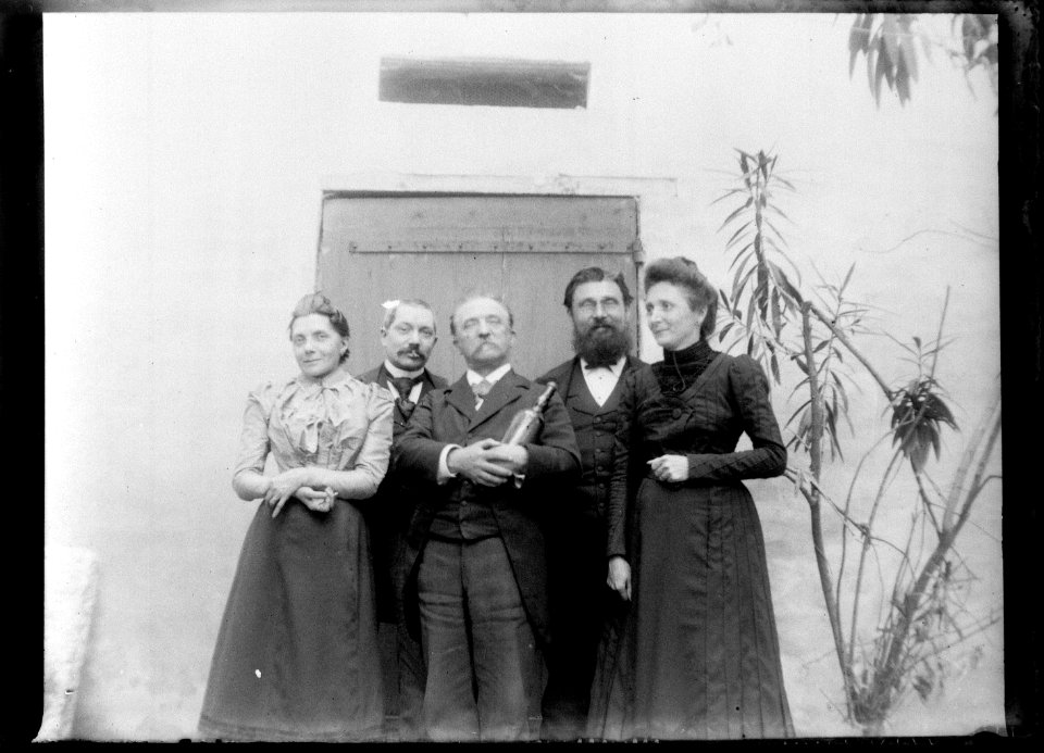 (Trois hommes et deux femmes) - Fonds Berthelé - 49Fi1429