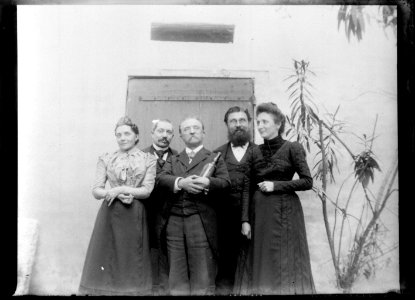 (Trois hommes et deux femmes) - Fonds Berthelé - 49Fi1429