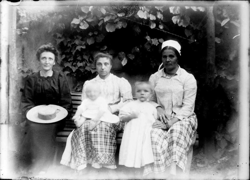 (Trois femmes et deux enfants) - Fonds Berthelé - 49Fi1398
