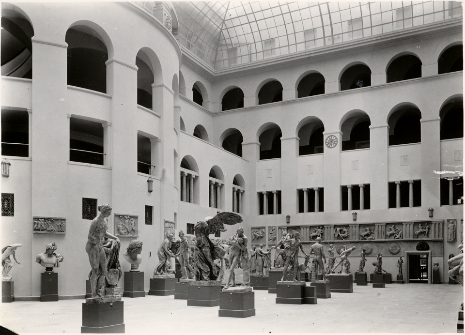 (UAZ) AC.2.2.1 Archaeologische Sammlung Lichthof