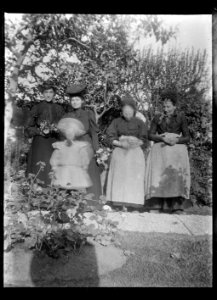 (Un groupe de femmes et une fillette) - Fonds Berthelé - 49Fi1322