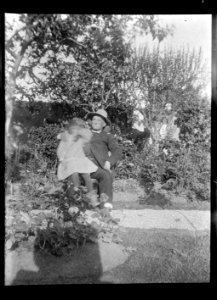 (Un homme âgé avec un enfant) - Fonds Berthelé - 49Fi1323