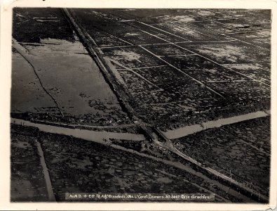 (Vue aérienne oblique d'une passerelle près de Drie Grachten en Belgique) - Fonds Berthelé - 49Fi1704