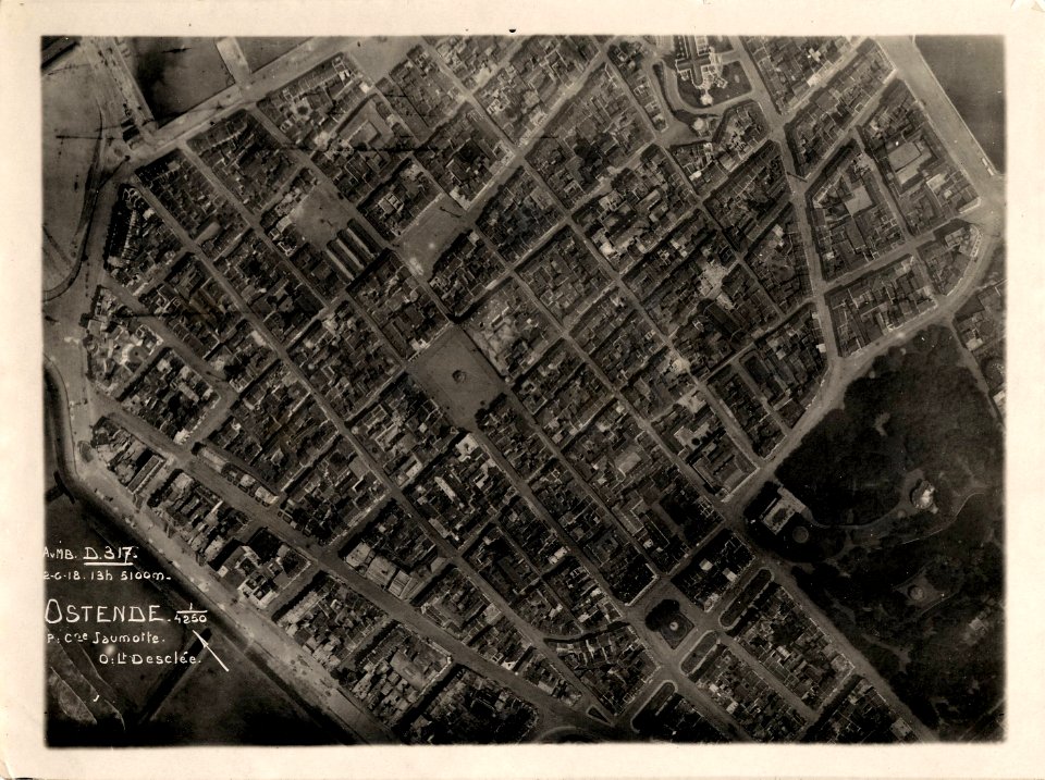 (Vue aérienne verticale prise à 5100m d'altitude à Ostende en Belgique) - Fonds Berthelé - 49Fi1663