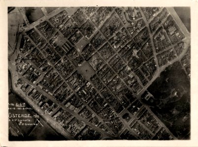 (Vue aérienne verticale prise à 5100m d'altitude à Ostende en Belgique) - Fonds Berthelé - 49Fi1663
