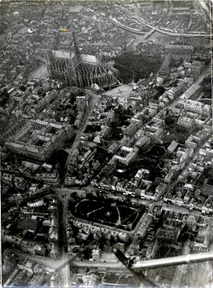(Vue aérienne verticale de la cathédrale d'Amiens) - Fonds Berthelé - 49Fi1648