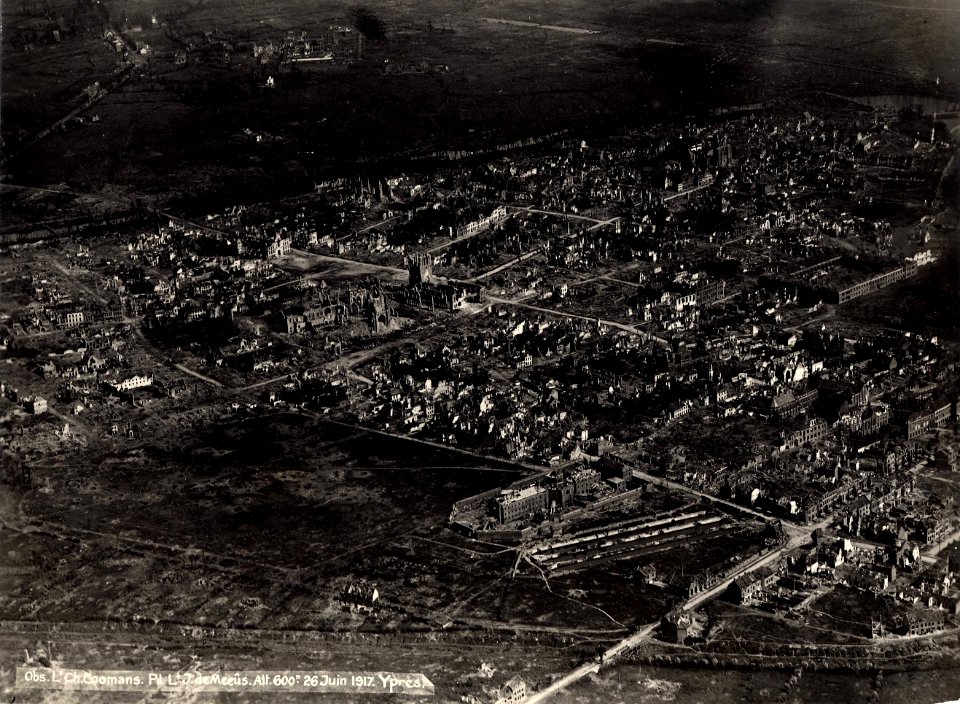 (Vue aérienne oblique des ruines d'Ypres en Belgique) - Fonds Berthelé - 49Fi1654