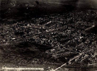 (Vue aérienne oblique des ruines d'Ypres en Belgique) - Fonds Berthelé - 49Fi1654