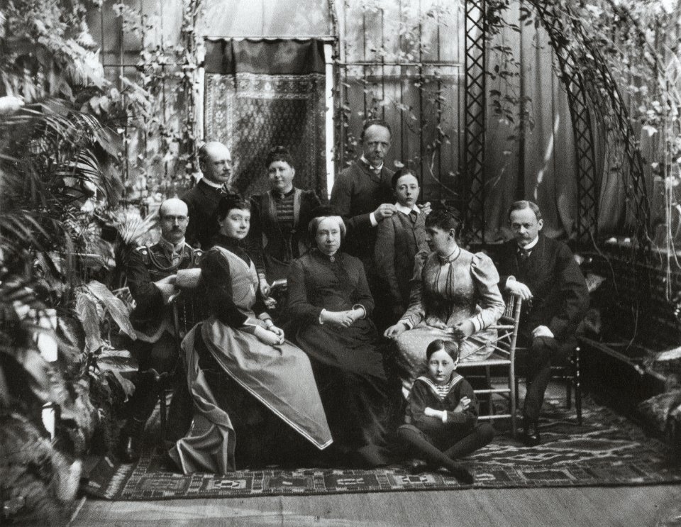 - Großherzog Carl Alexander im Kreis seiner Familie im Wintergarten des Weimarer Residenzschlosses, 1886 oder 1887