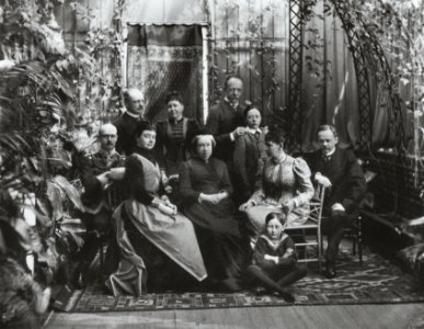 - Großherzog Carl Alexander im Kreis seiner Familie im Wintergarten des Weimarer Residenzschlosses, 1886 oder 1887 photo