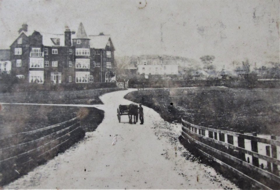 -1911-04-07 Links Hotel from Station Road, West Runton