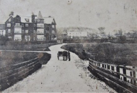 -1911-04-07 Links Hotel from Station Road, West Runton