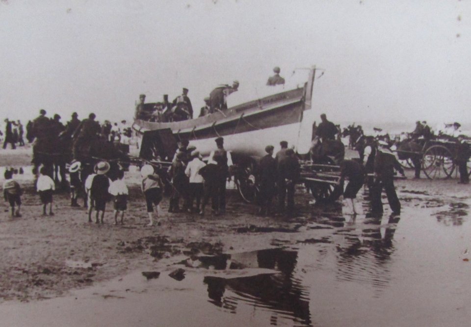 -1901-09-29 Launching Sea Palling West Norfolk Regiment