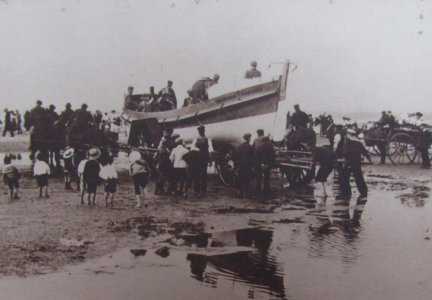 -1901-09-29 Launching Sea Palling West Norfolk Regiment