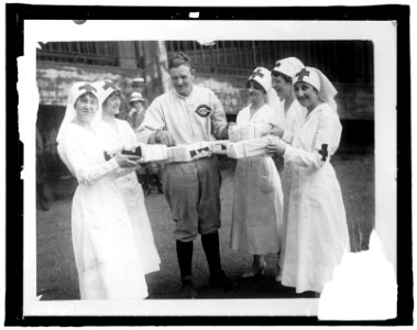 -81 American Red Cross, Christy Matheson, ball player, contributing to R.C. War Fund, Cincinnati LCCN2016824430
