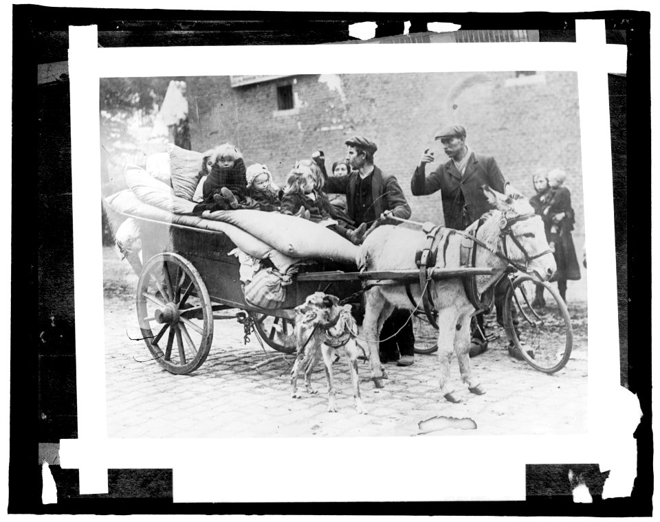-95 American Red Cross, refugees leaving Belgium LCCN2016824398