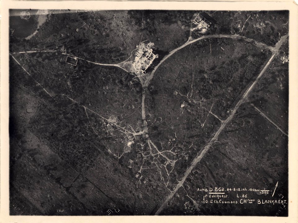 (Vue aérienne verticale à 1800m d'altitude du château de Blankaart en Belgique) - Fonds Berthelé - 49Fi1686