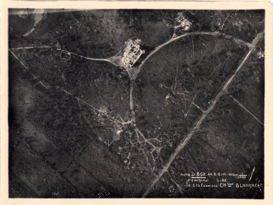 (Vue aérienne verticale à 1800m d'altitude du château de Blankaart en Belgique) - Fonds Berthelé - 49Fi1686
