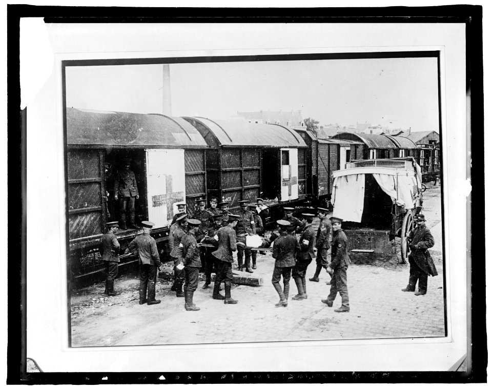 -140 American Red Cross, English Red Cross train in France- Wounded (...) Hospital Camp in France LCCN2016824394