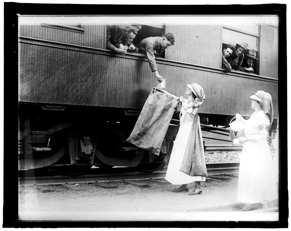 -121 American Red Cross canteen and mail service, Union Station, (Washington, D.C.) LCCN2016824404