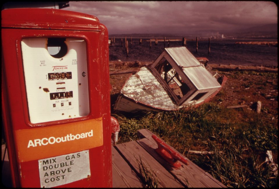 -independent-dealers-and-major-oil-company-dealers-began-to-close-some-stations-permanently-during-the-gasoline-shortage-in-the-winter-of-1973-74041974 4271796595 o