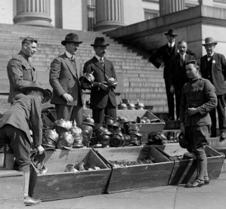 ...) Men unloading helmets for victory loan LCCN2016819648 (cropped) photo