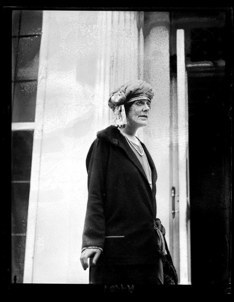 ...)an Johnston, sister of Mrs. Gifford is now visiting in Wash. Oct. 24, 1922 LCCN2016891739