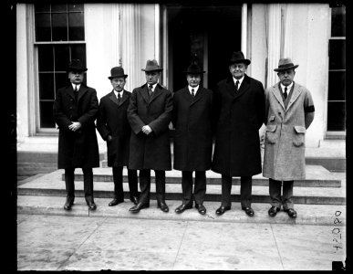...)cation committee of the House and Senate (...) inform the Pres. that the last half of the (...) had convened. Left to right- Wm. Tyler, (...) S. Barry, Rep. Finis J. Garrett, Rep. LCCN2016891872