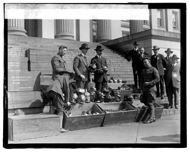 ...) Men unloading helmets for victory loan LCCN2016819648