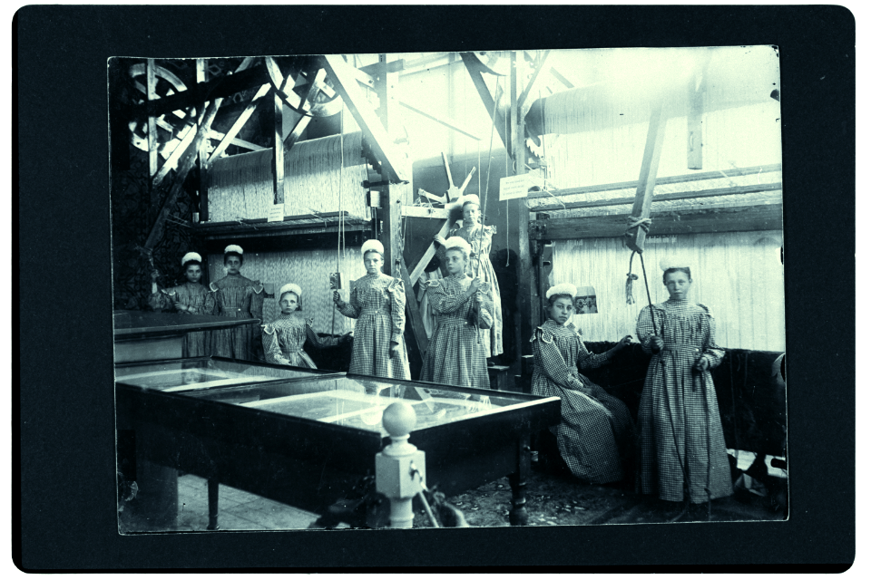 0079-Meisjes weverij afdeling industrie Nationale Tentoonstelling van Vrouwenarbeid 1898