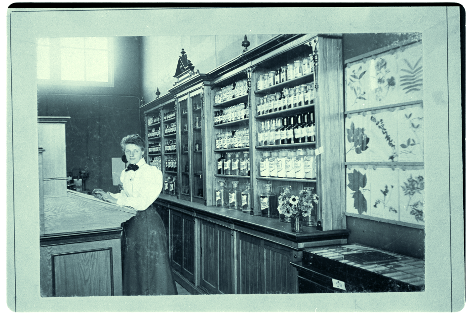 0088-Apotheek-Nationale Tentoonstelling van Vrouwenarbeid 1898