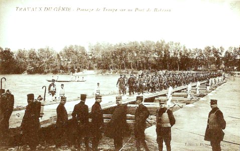 01 Avignon 7e génie sur un pont de bateaux photo