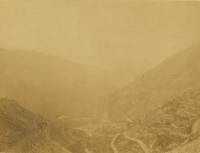 01. Sainte-Enimie, la vallée du Tarn et le Causse Méjan, vue prise de la route de Mende (James Jackson, 1888)
