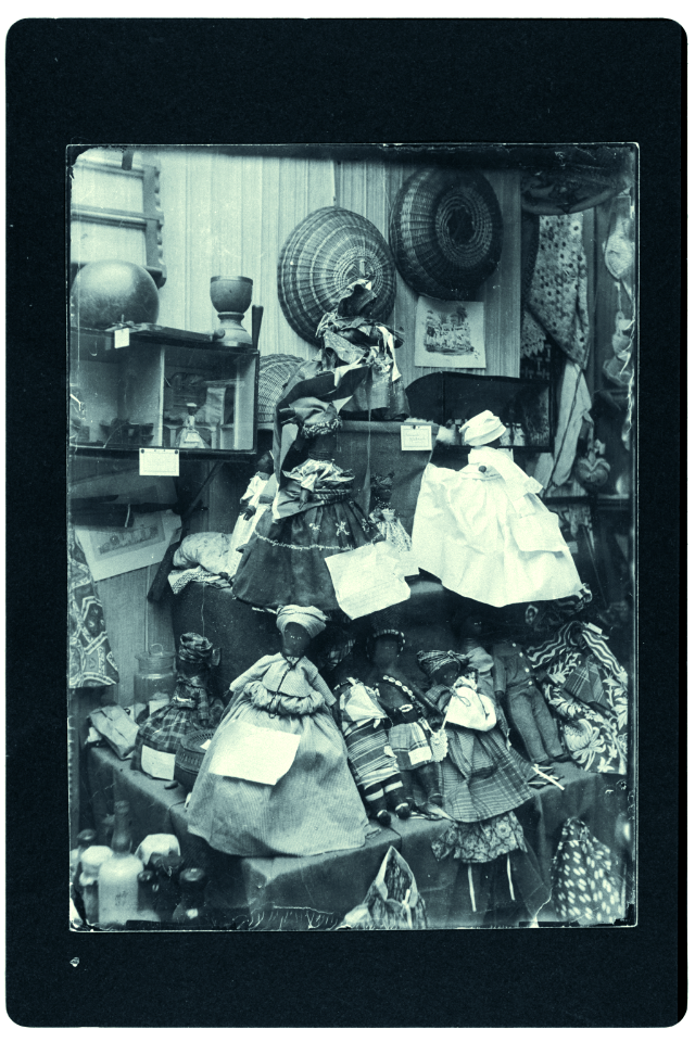 0119-Poppen in klederdrachten-Nationale tentoonstelling van Vrouwenarbeid 1898