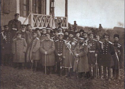 0280 Группа генералов и адъютантов перед резиденцией Александра II в Пордиме, октябрь-ноябрь 1877
